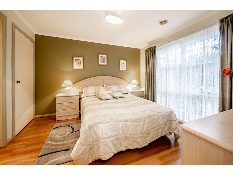 15 Lansell Drive, Cranbourne North VIC 3977