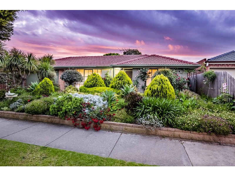 15 Lansell Drive, Cranbourne North VIC 3977
