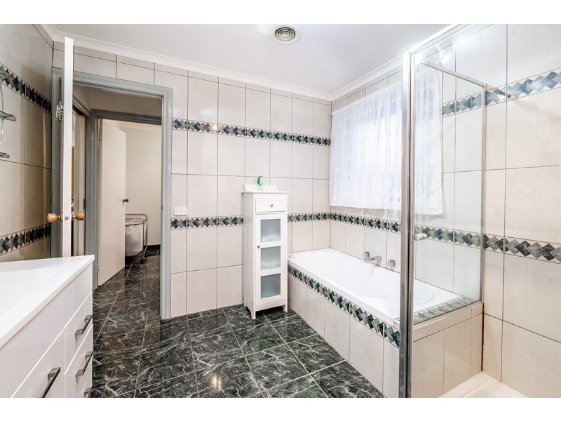 15 Lansell Drive, Cranbourne North VIC 3977