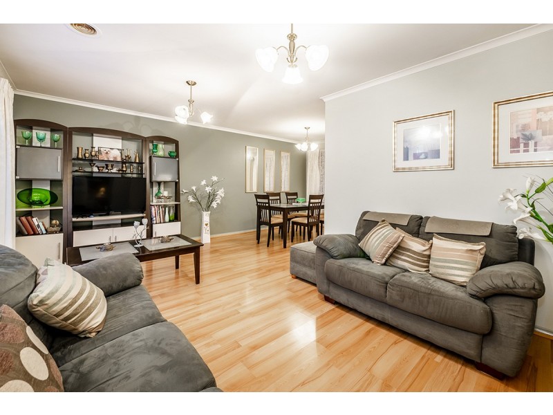 15 Lansell Drive, Cranbourne North VIC 3977