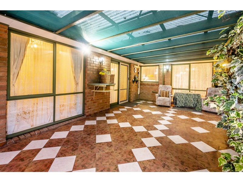 15 Lansell Drive, Cranbourne North VIC 3977