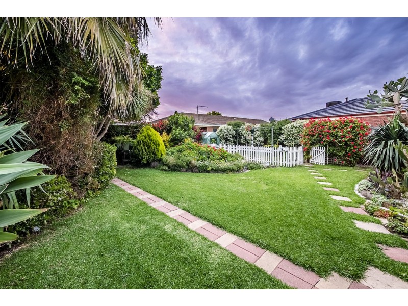 15 Lansell Drive, Cranbourne North VIC 3977