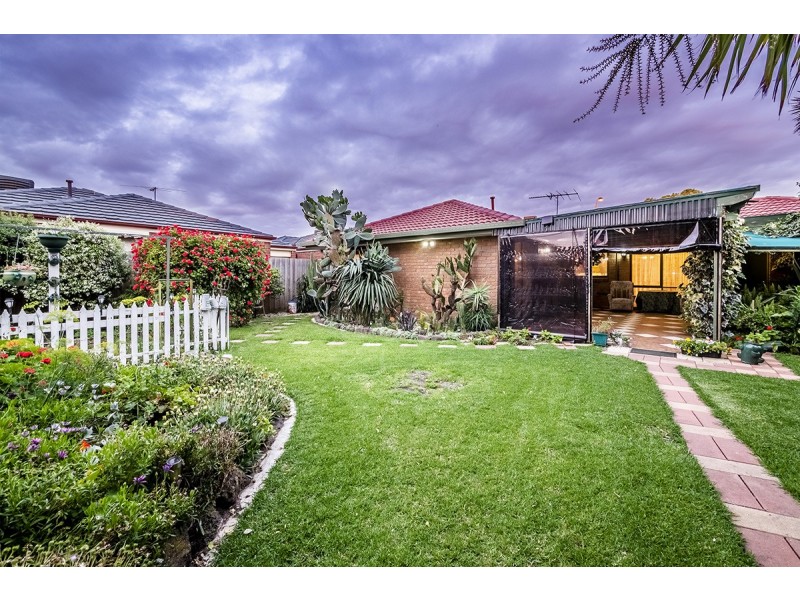 15 Lansell Drive, Cranbourne North VIC 3977