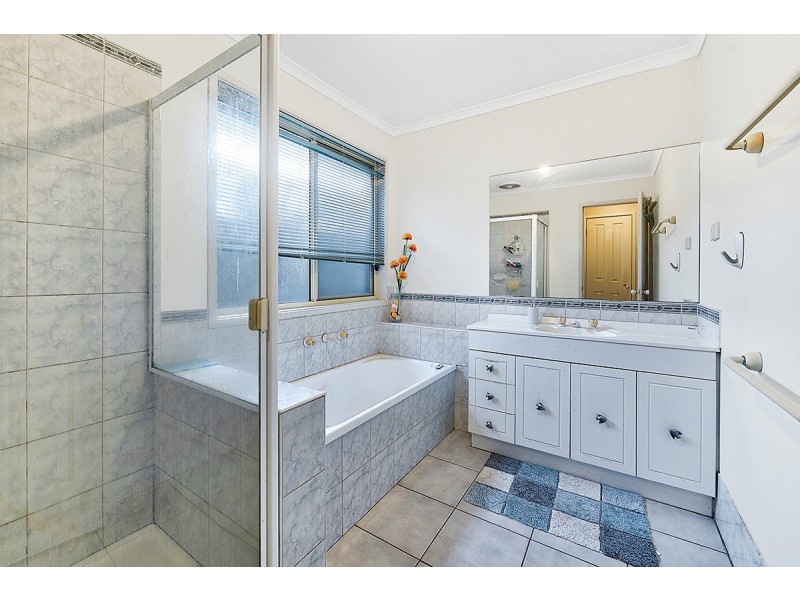 82 Amberly Park Drive, Narre Warren South VIC 3805