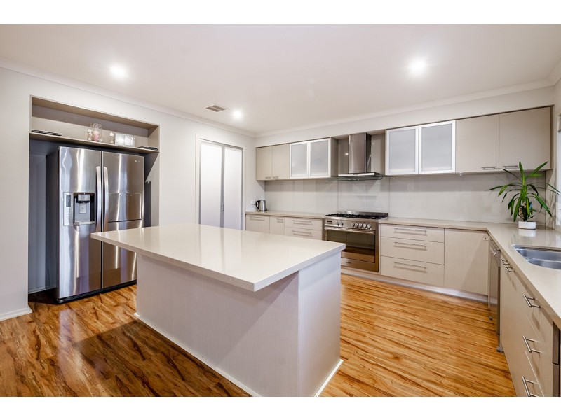20 Dunferline Crescent, Cranbourne VIC 3977
