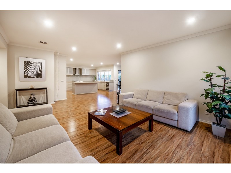 20 Dunferline Crescent, Cranbourne VIC 3977