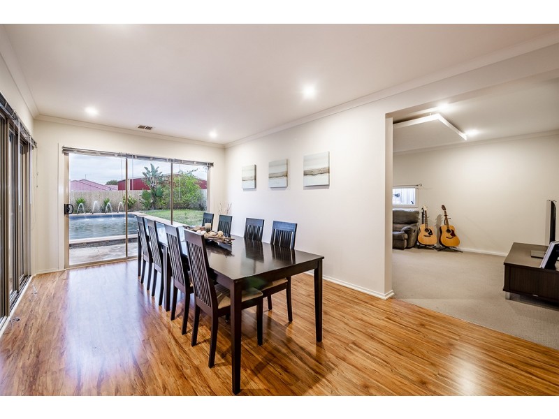 20 Dunferline Crescent, Cranbourne VIC 3977