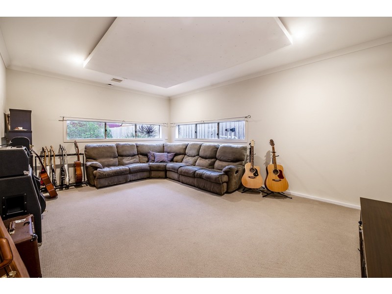 20 Dunferline Crescent, Cranbourne VIC 3977