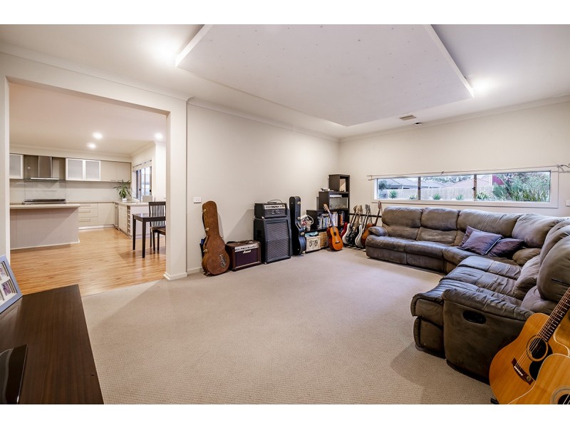 20 Dunferline Crescent, Cranbourne VIC 3977