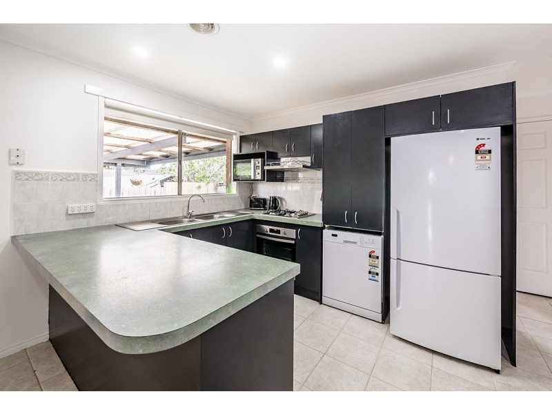 2 Knowing Close, Cranbourne West VIC 3977