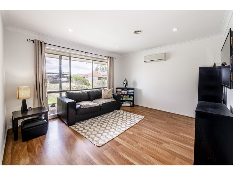 2 Knowing Close, Cranbourne West VIC 3977