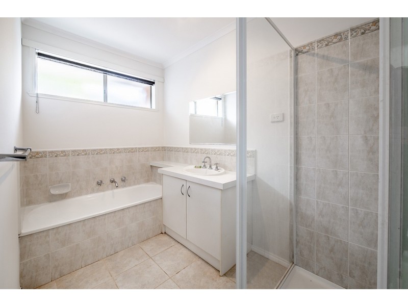 2 Knowing Close, Cranbourne West VIC 3977