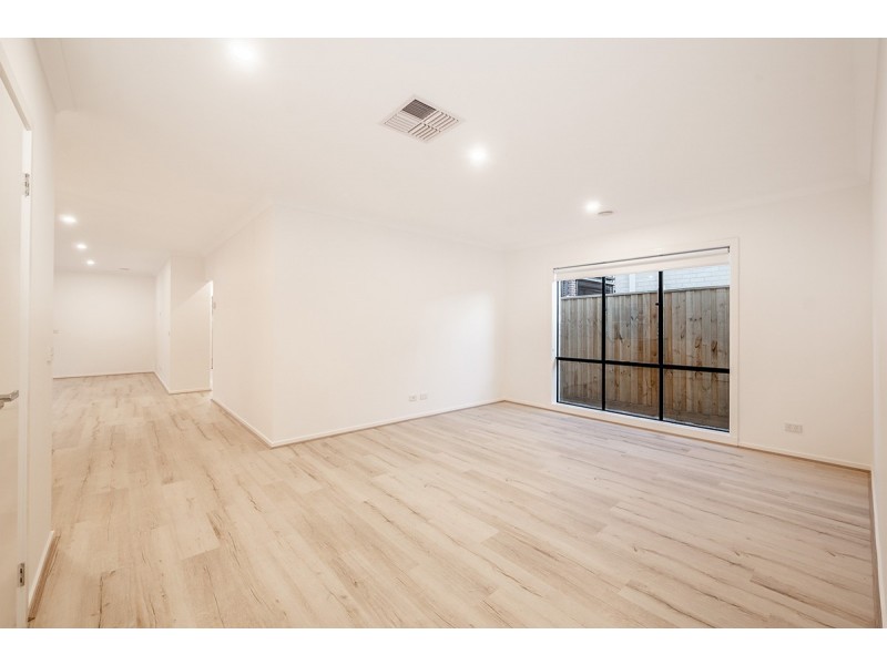 6 Cochin Drive, Clyde North VIC 3978