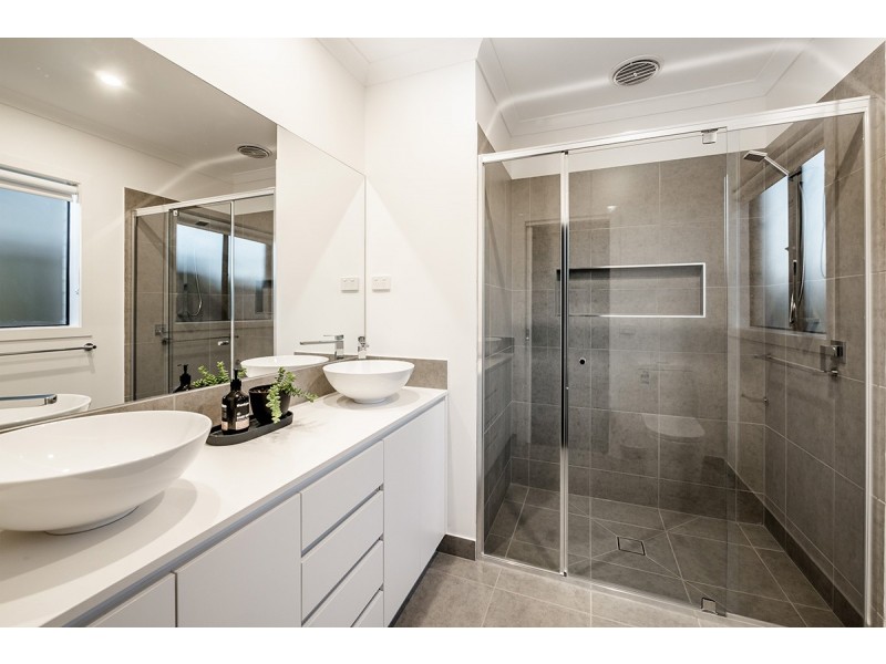 6 Cochin Drive, Clyde North VIC 3978