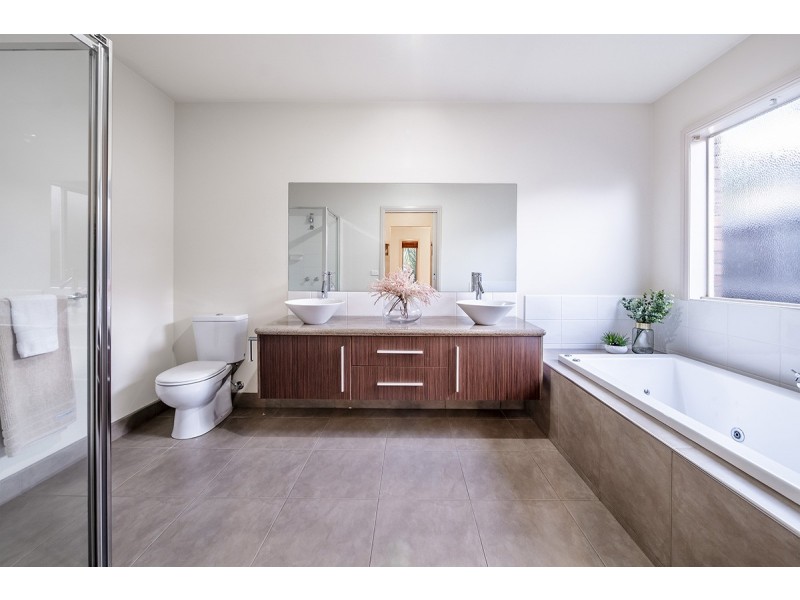 28 Melington Drive, Lyndhurst VIC 3975