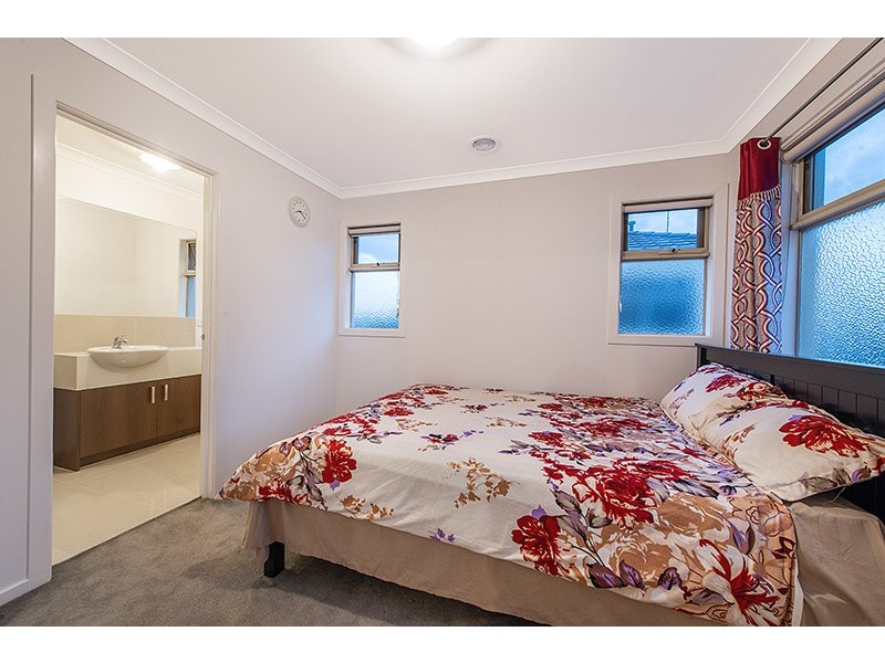 8 Bushman Way, Lynbrook VIC 3975