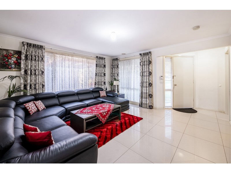 8 Cirai Crescent, Cranbourne West VIC 3977