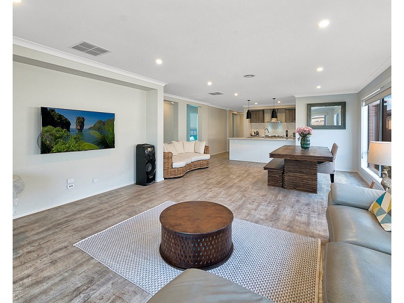 14 Dressen Way, Clyde North VIC 3978