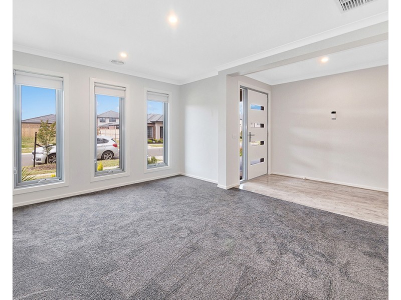 14 Dressen Way, Clyde North VIC 3978