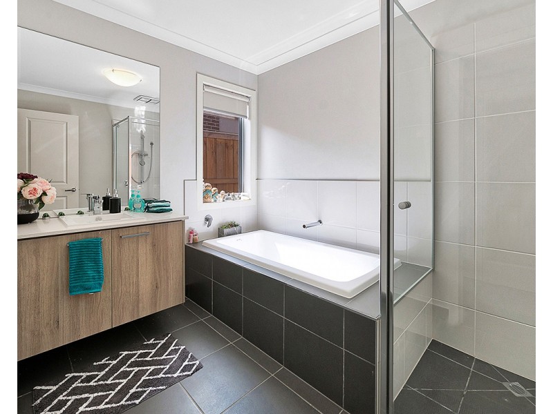 14 Dressen Way, Clyde North VIC 3978