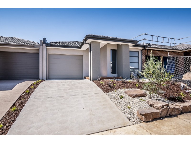 54 Walhallow Drive, Clyde North VIC 3978