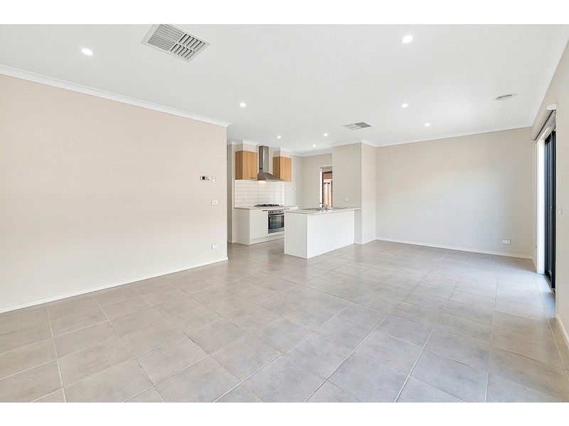 17 Cubbie Way, Clyde North VIC 3978