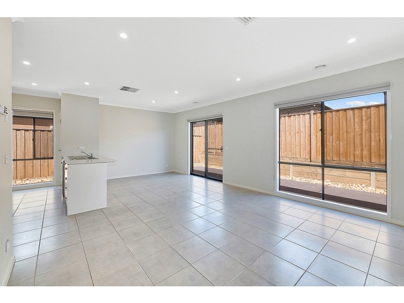 17 Cubbie Way, Clyde North VIC 3978