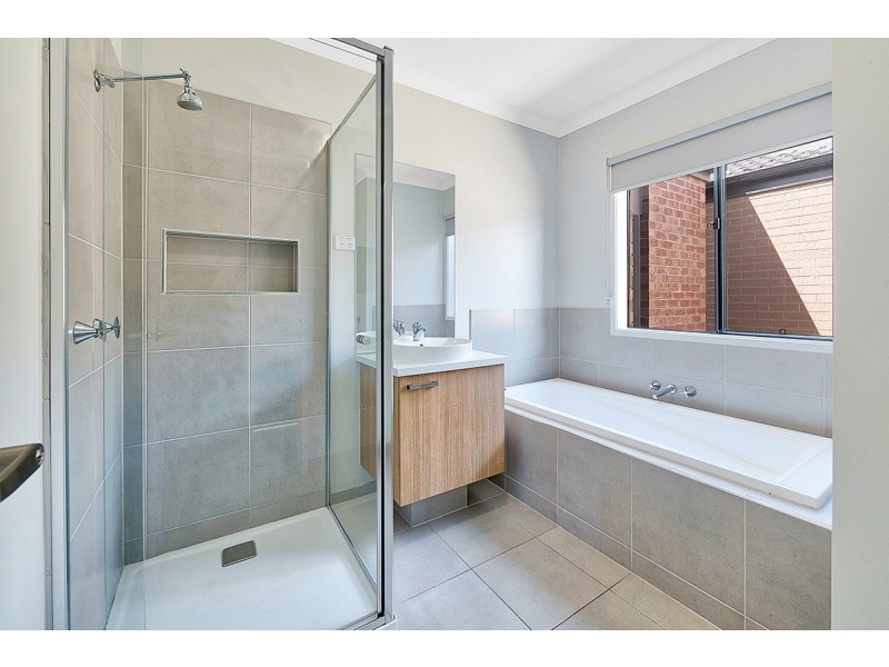 17 Cubbie Way, Clyde North VIC 3978