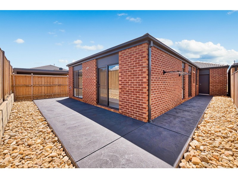 17 Cubbie Way, Clyde North VIC 3978