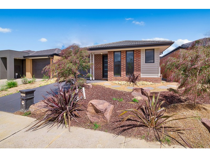 17 Cubbie Way, Clyde North VIC 3978