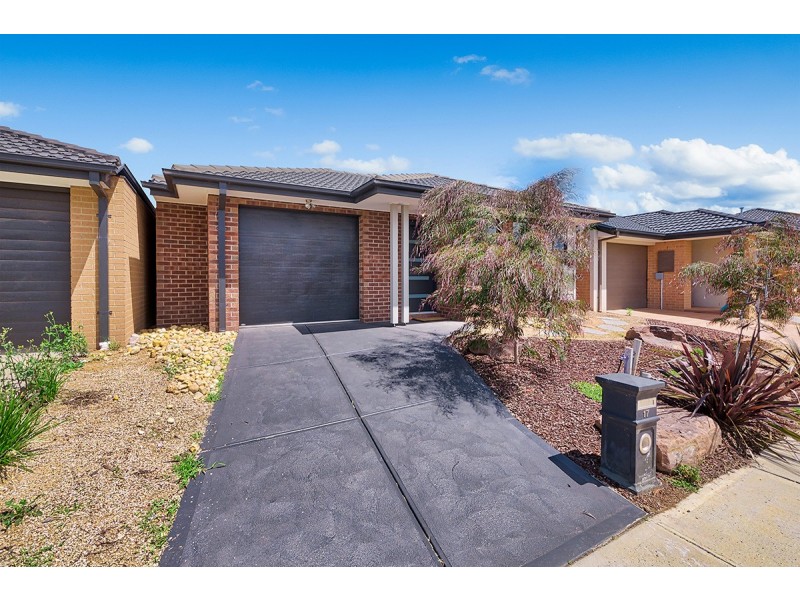 17 Cubbie Way, Clyde North VIC 3978