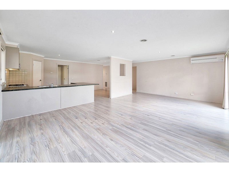 43 Tyndall Street, Cranbourne East VIC 3977