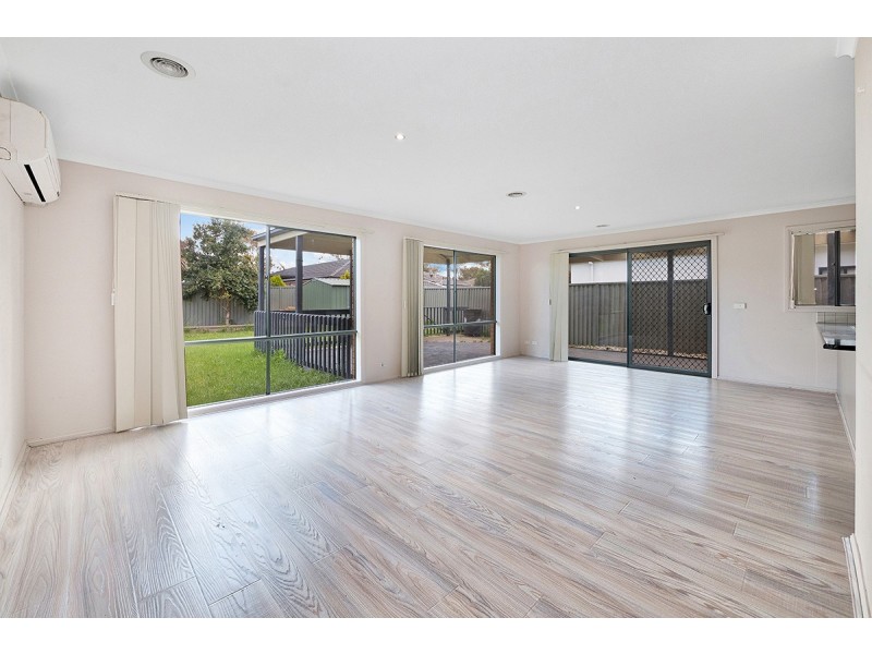 43 Tyndall Street, Cranbourne East VIC 3977