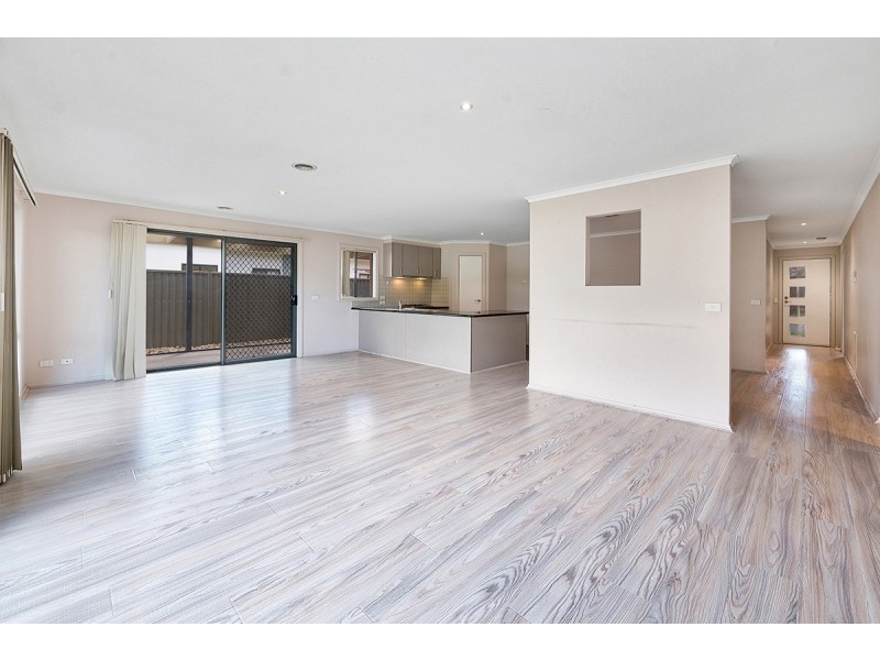 43 Tyndall Street, Cranbourne East VIC 3977