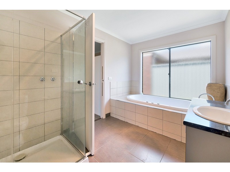 43 Tyndall Street, Cranbourne East VIC 3977