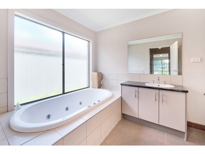43 Tyndall Street, Cranbourne East VIC 3977