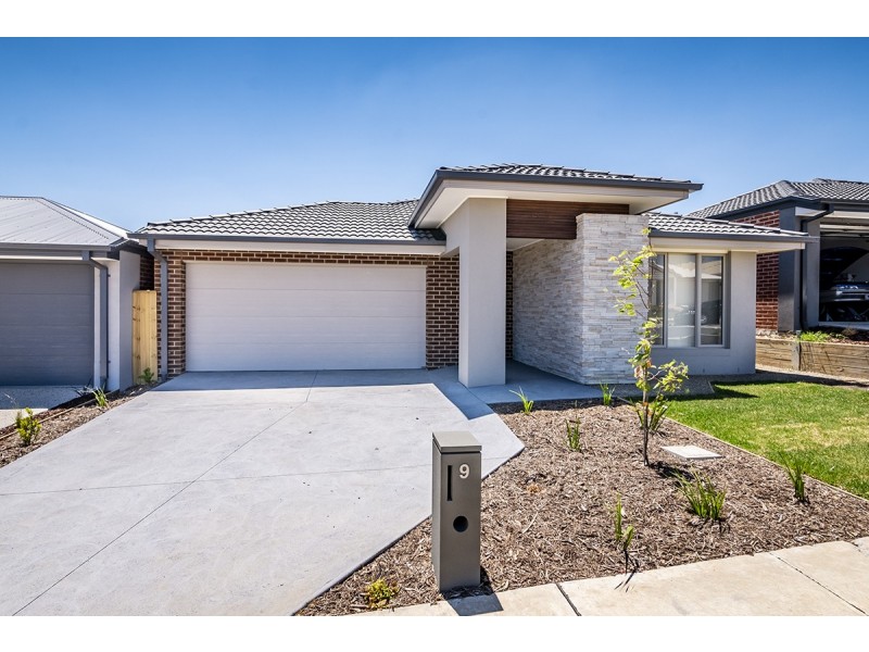 9 Sark Street, Clyde North VIC 3978