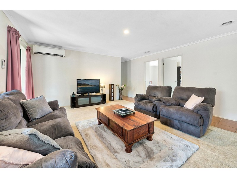 8 Trafalgar way, Cranbourne East VIC 3977