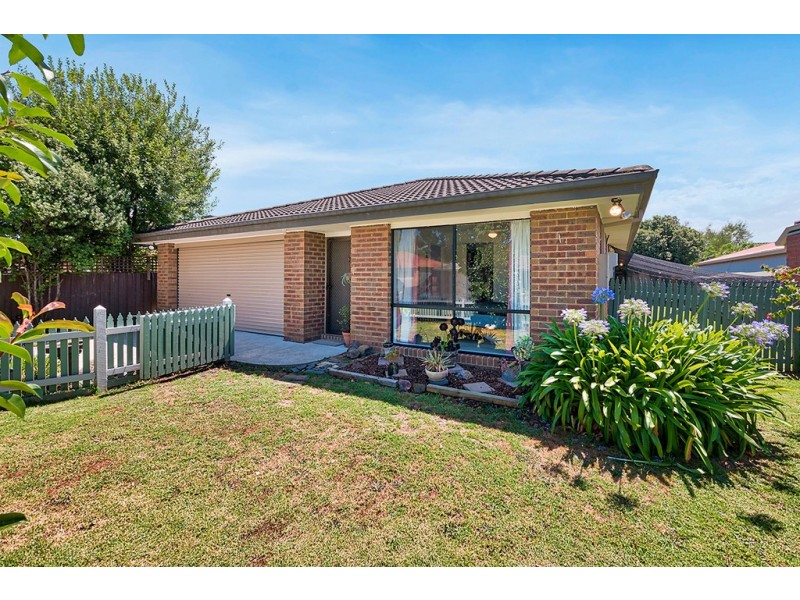 8 Trafalgar way, Cranbourne East VIC 3977