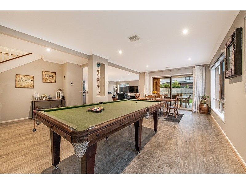 6 Compton Way, Clyde North VIC 3978