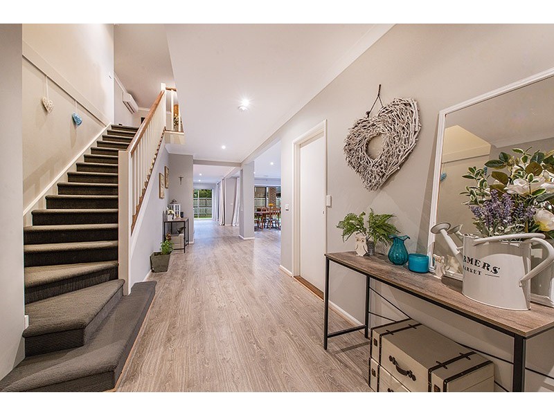 6 Compton Way, Clyde North VIC 3978