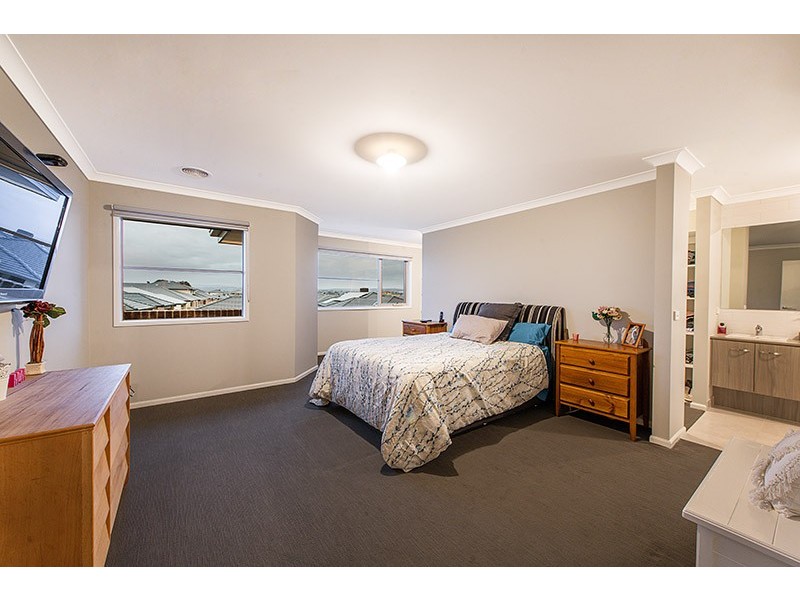 6 Compton Way, Clyde North VIC 3978