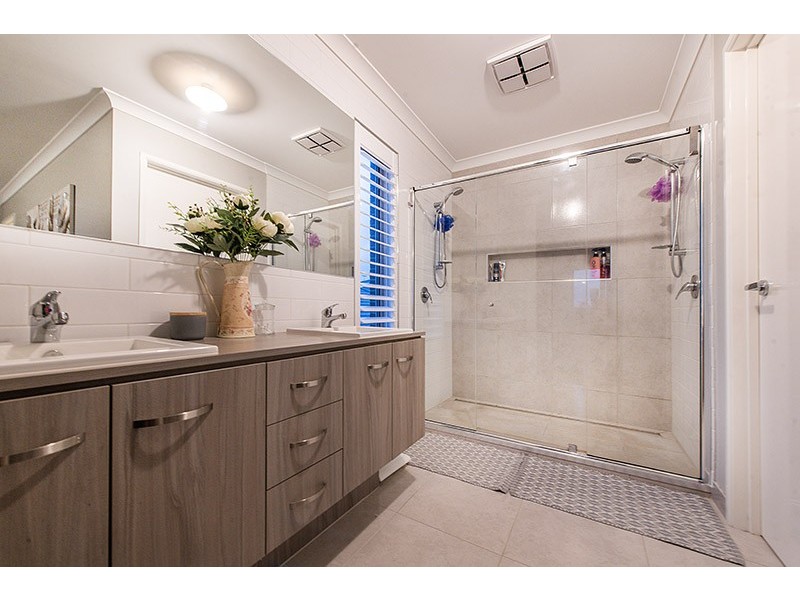 6 Compton Way, Clyde North VIC 3978