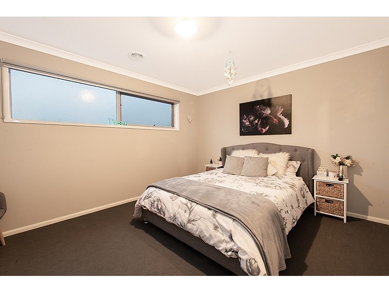 6 Compton Way, Clyde North VIC 3978