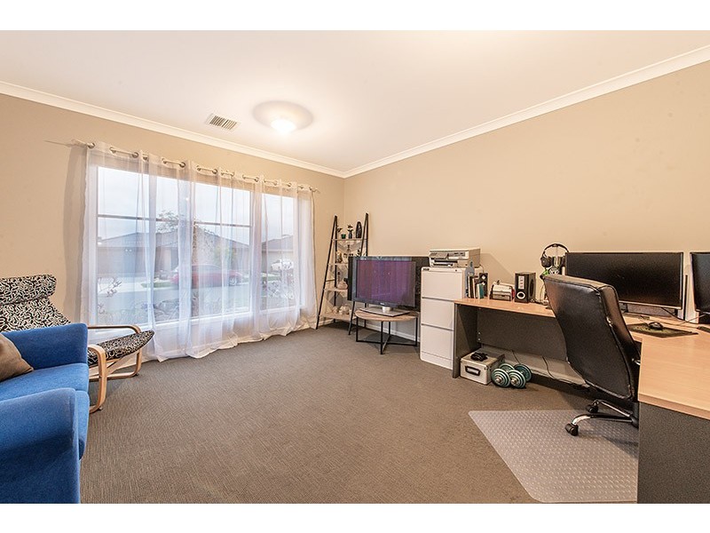 6 Compton Way, Clyde North VIC 3978