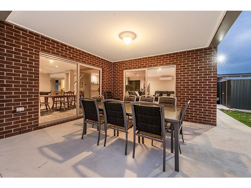 6 Compton Way, Clyde North VIC 3978