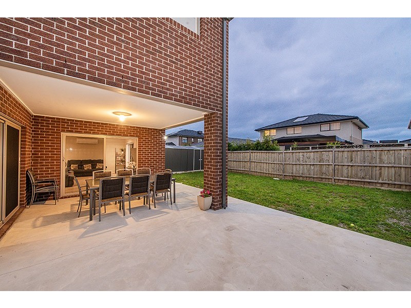 6 Compton Way, Clyde North VIC 3978