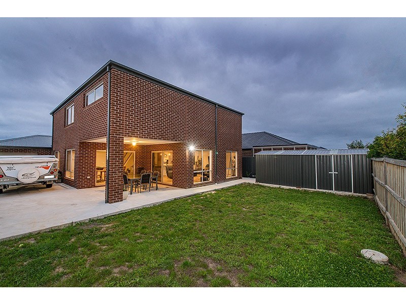 6 Compton Way, Clyde North VIC 3978