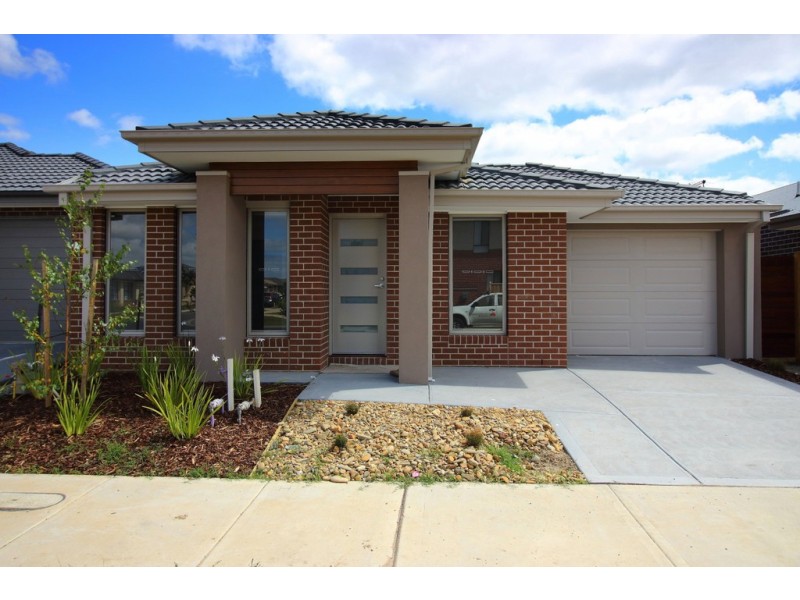 12 Simmental Drive, Clyde North VIC 3978