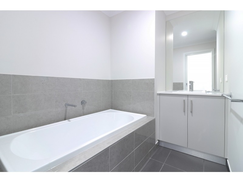 12 Simmental Drive, Clyde North VIC 3978